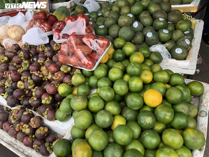 Hoa quả tươi đắt khách, cam tăng tới chục giá ở nhiều chợ Hà Nội - 6