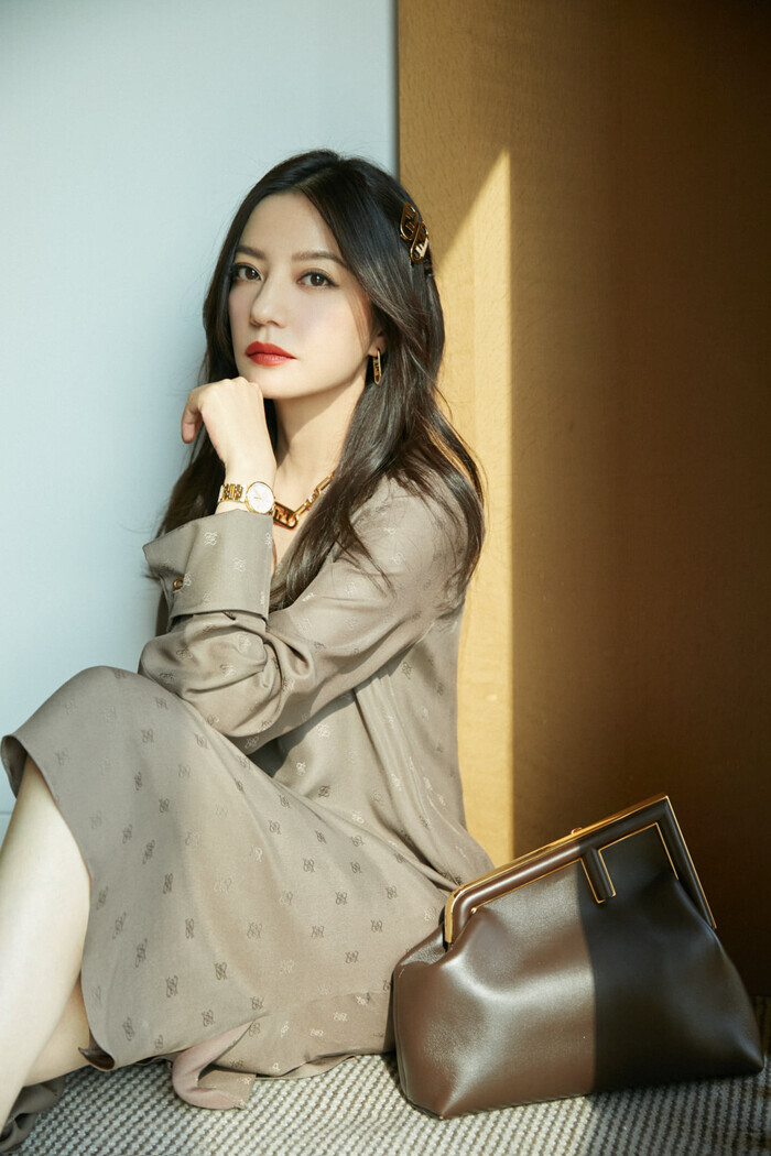 Triệu Vy bị chê 'cưa sừng làm nghé' với kiểu tóc mới - 5