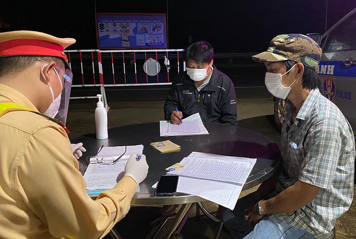 Trốn trong thùng xe tải để tránh chốt kiểm dịch COVID-19 - 1