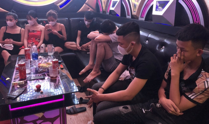 Mở cửa đón khách bất chấp lệnh cấm, quán karaoke bị phạt 20 triệu đồng - 1