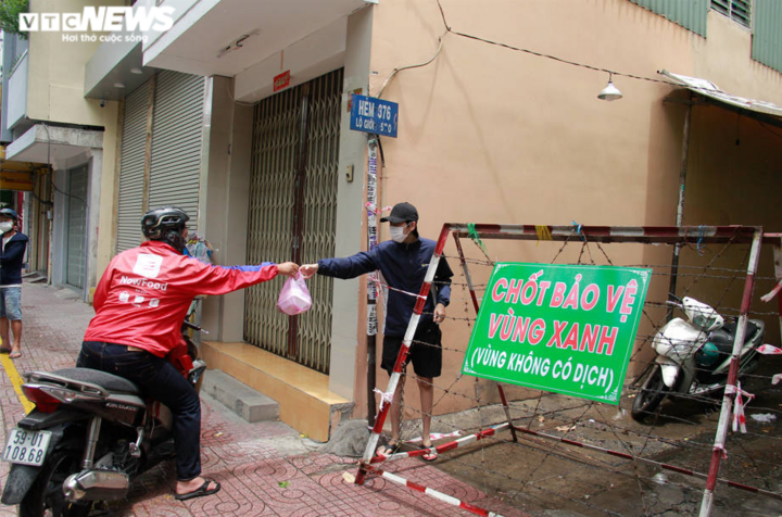 Ảnh: Kiểm soát ra vào nghiêm ngặt tại các 'vùng xanh' TP.HCM - 7