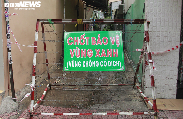 Ảnh: Kiểm soát ra vào nghiêm ngặt tại các 'vùng xanh' TP.HCM - 1