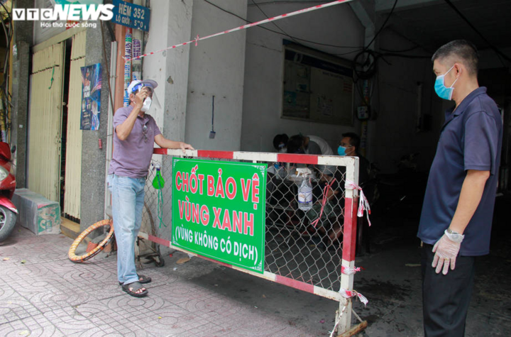 Ảnh: Kiểm soát ra vào nghiêm ngặt tại các 'vùng xanh' TP.HCM - 3