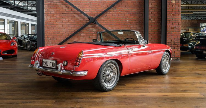 Những mẫu xe thể thao cổ điển bị rớt giá - 1