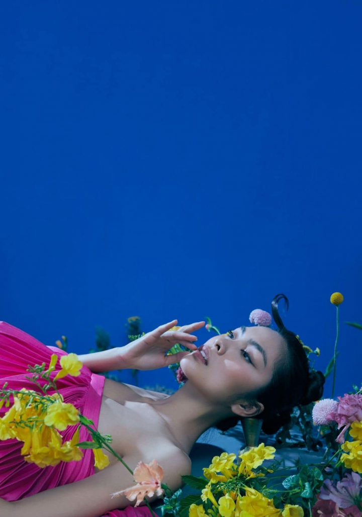 Tăng Thanh Hà đẹp huyền ảo trong 'khu vườn bóng đêm' - 9