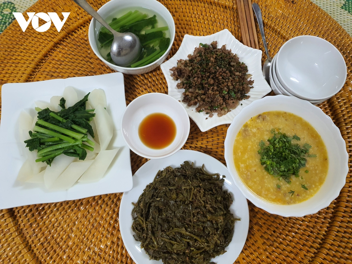 Rau sắn muối chua, món ăn lạ miệng của người Dao đỏ - 6