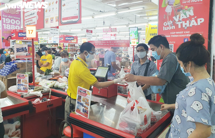 Dân đổ xô đi mua đồ trước ngày áp dụng giãn cách: Siêu thị ở Đà Nẵng đầy ắp hàng - 7
