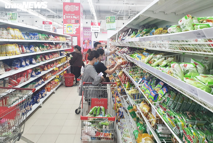 Dân đổ xô đi mua đồ trước ngày áp dụng giãn cách: Siêu thị ở Đà Nẵng đầy ắp hàng - 5