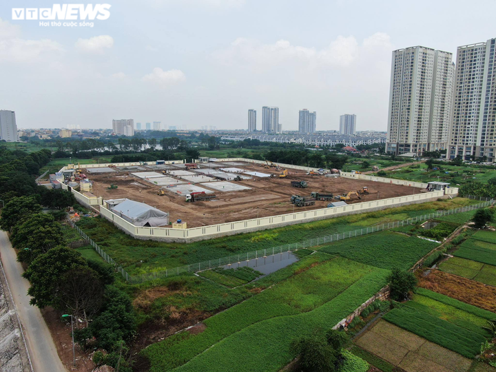 Hơn 400 công nhân làm việc 24/24 gấp rút xây dựng bệnh viện dã chiến ở Hà Nội - 2