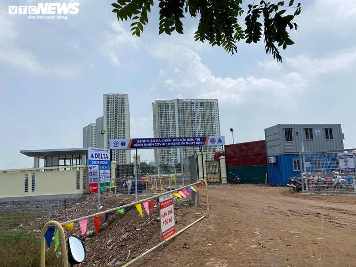 Hơn 400 công nhân làm việc 24/24 gấp rút xây dựng bệnh viện dã chiến ở Hà Nội - 1