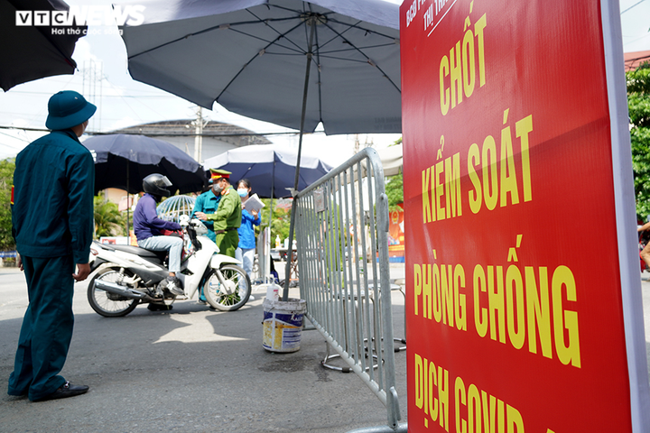 Ảnh: Trình giấy đi đường không hợp lệ, nhiều người Hà Nội phải quay đầu xe - 1