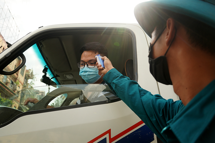 Ảnh: Trình giấy đi đường không hợp lệ, nhiều người Hà Nội phải quay đầu xe - 2