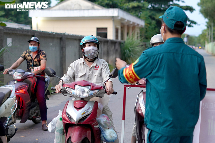 Ảnh: Trình giấy đi đường không hợp lệ, nhiều người Hà Nội phải quay đầu xe - 12