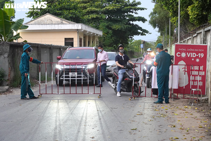 Ảnh: Trình giấy đi đường không hợp lệ, nhiều người Hà Nội phải quay đầu xe - 10