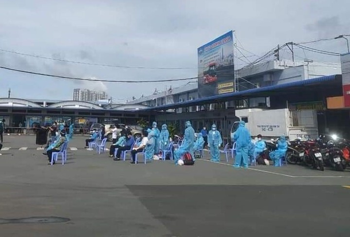 Bến Tre bắt đầu đón 2.500 công dân có hoàn cảnh khó khăn từ TP.HCM về quê - 1