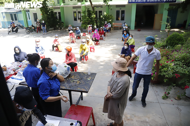 Xe buýt thành siêu thị mini phục vụ dân trong đại dịch ở Khánh Hòa - 3