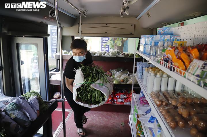 Xe buýt thành siêu thị mini phục vụ dân trong đại dịch ở Khánh Hòa - 5