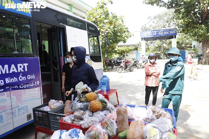 Xe buýt thành siêu thị mini phục vụ dân trong đại dịch ở Khánh Hòa - 8
