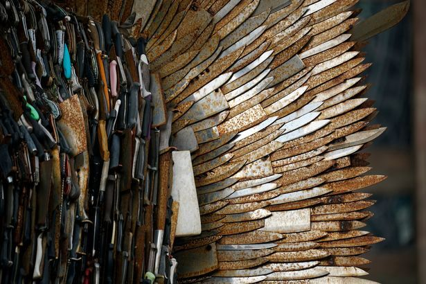 Bức tượng làm từ 100.000 con dao của tội phạm gây kinh ngạc - 6