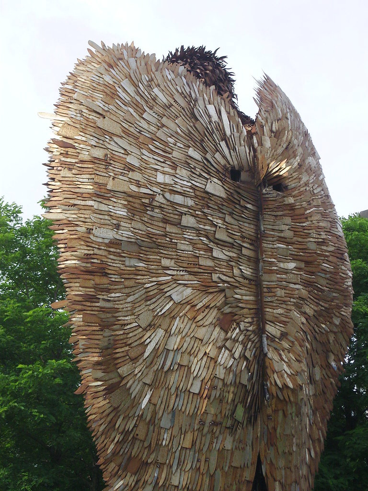 Bức tượng làm từ 100.000 con dao của tội phạm gây kinh ngạc - 8