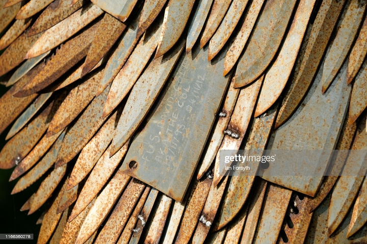 Bức tượng làm từ 100.000 con dao của tội phạm gây kinh ngạc - 5