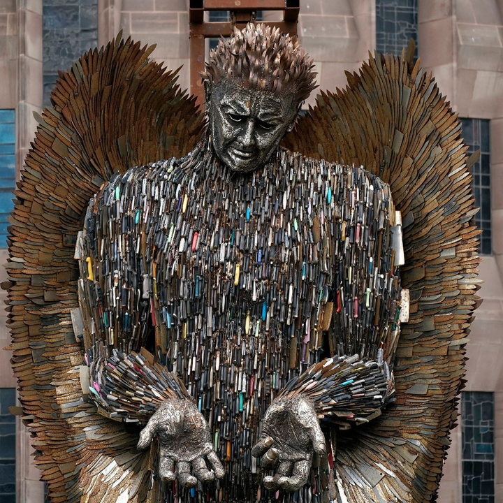 Bức tượng làm từ 100.000 con dao của tội phạm gây kinh ngạc - 2