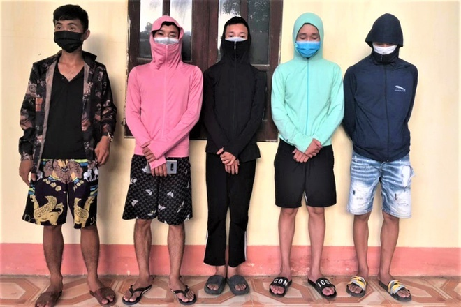 Phạt 5 triệu đồng 5 thanh niên đi câu cá trong lúc giãn cách xã hội - 1