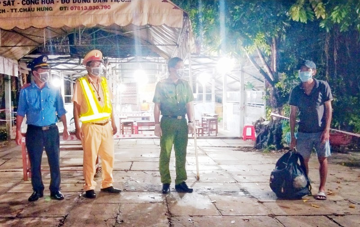 Anh thợ hồ mất việc, đi bộ 4 ngày từ Bình Phước đến Sóc Trăng được hỗ trợ về quê - 1