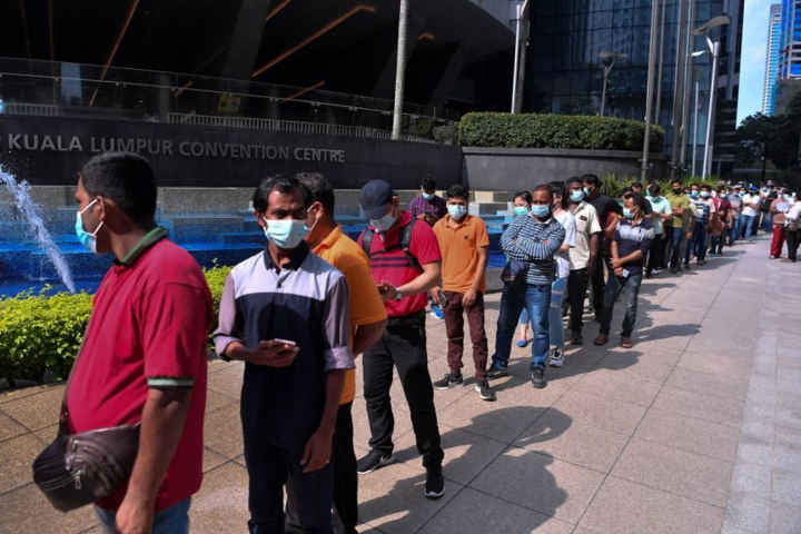 Hơn 17.000 ca bệnh mới trong ngày, Malaysia lo ngại bùng dịch ở điểm tiêm chủng - 1