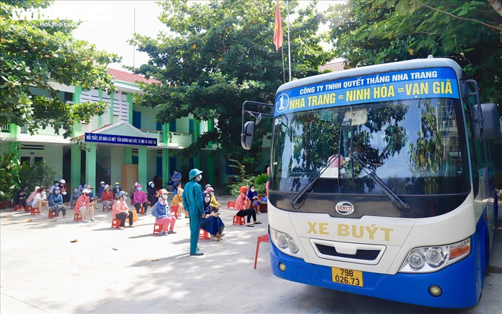 Xe buýt thành siêu thị mini phục vụ dân trong đại dịch ở Khánh Hòa - 1