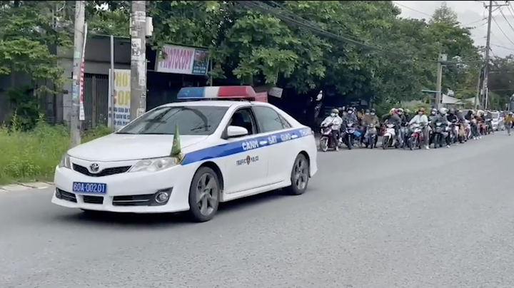 CSGT Đồng Nai dẫn đường cho gần 1.000 công nhân về quê - 1