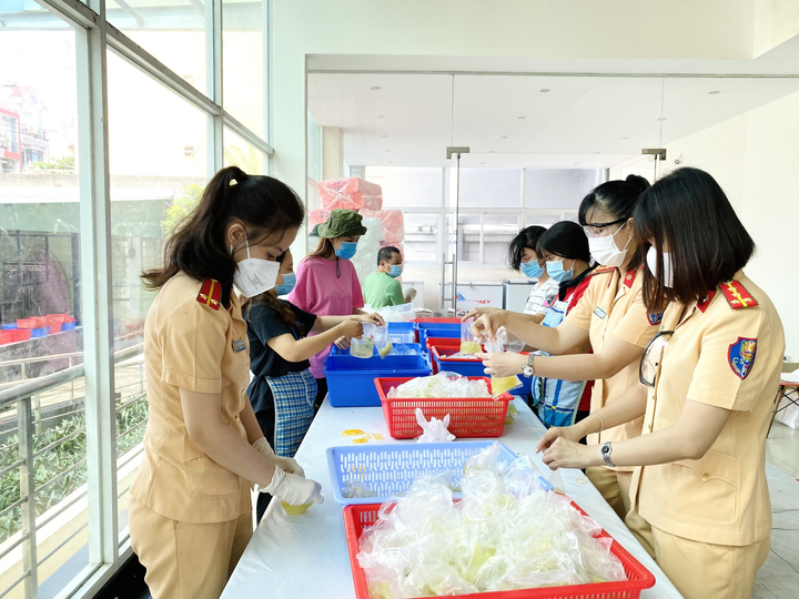 TP.HCM: CSGT vào bếp nấu cơm gửi tuyến đầu chống dịch COVID-19 - 1