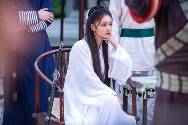 Mỹ nhân ngư Lâm Duẫn hóa Tiểu Long Nữ đẹp phiêu dật khiến fan xốn xang - 2