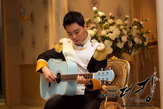 'Chúa hề' của Hospital Playlist tấu hài từ bé với màn tỏ tình mặn như muối biển - 2