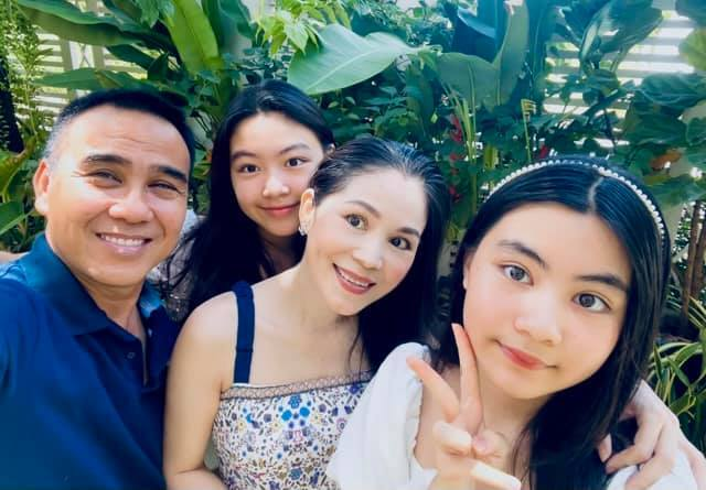 Con gái út MC Quyền Linh 'sao y bản chính' gương mặt bố - 1