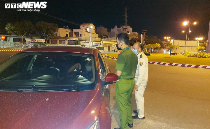 Đêm đầu tiên Đà Nẵng giãn cách xã hội: Mọi người ra đường không lý do bị mời về - 4