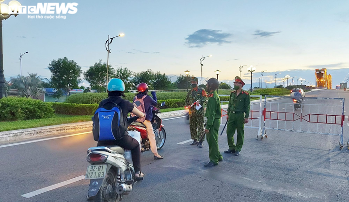 Đêm đầu tiên Đà Nẵng giãn cách xã hội: Mọi người ra đường không lý do bị mời về - 1