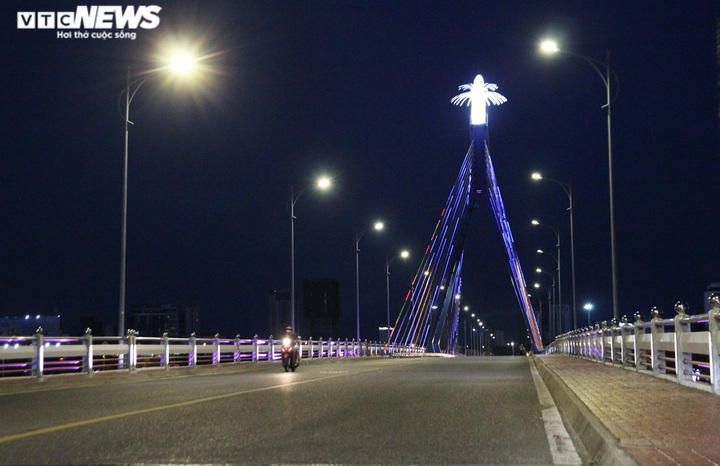 Đêm đầu tiên Đà Nẵng giãn cách xã hội: Mọi người ra đường không lý do bị mời về - 9