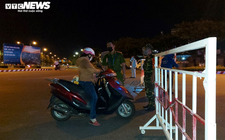 Đêm đầu tiên Đà Nẵng giãn cách xã hội: Mọi người ra đường không lý do bị mời về - 6