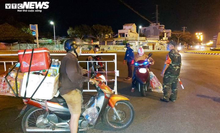 Đêm đầu tiên Đà Nẵng giãn cách xã hội: Mọi người ra đường không lý do bị mời về - 2