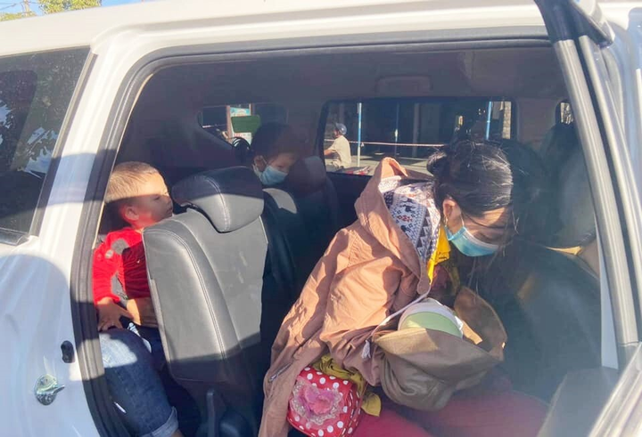 Bé 9 ngày tuổi đi ngàn km trên xe máy cùng cha mẹ về quê được giúp đỡ ở Đà Nẵng - 2