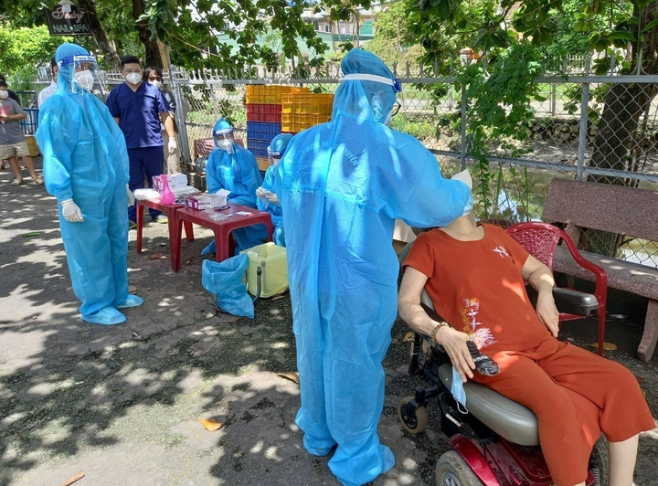 Người mắc COVID-19: Tiêu chí nào được ở nhà cách ly, đến cơ sở y tế hay cấp cứu? - 1