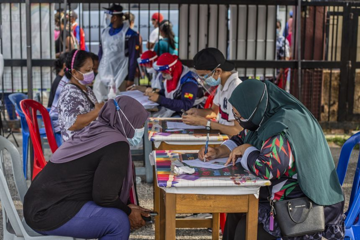 Nhiều nước Đông Nam Á phá kỷ lục buồn về COVID-19 - 1