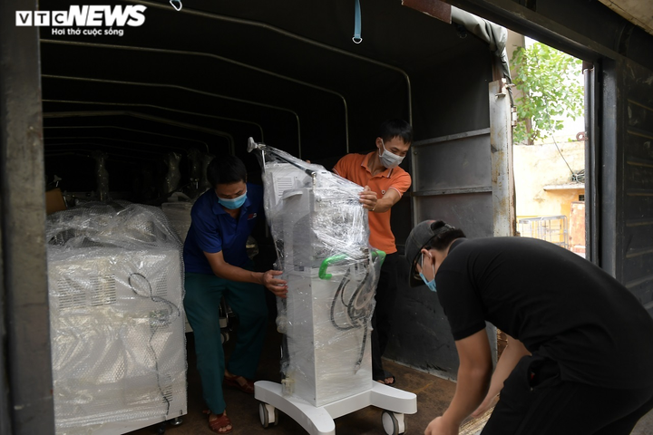 Cận cảnh toa tàu vận chuyển hơn 10 tấn trang thiết bị y tế vào TP.HCM chống dịch - 9