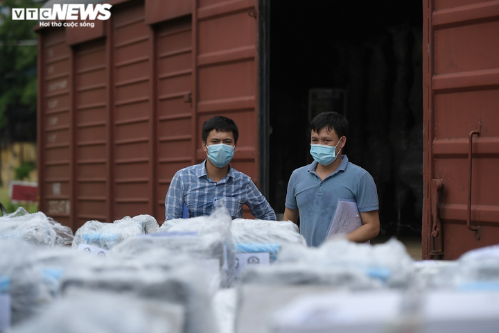 Cận cảnh toa tàu vận chuyển hơn 10 tấn trang thiết bị y tế vào TP.HCM chống dịch - 11