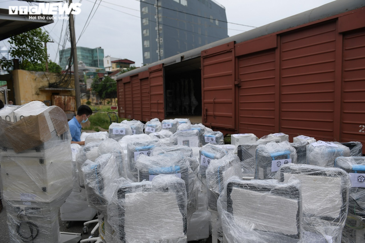 Cận cảnh toa tàu vận chuyển hơn 10 tấn trang thiết bị y tế vào TP.HCM chống dịch - 12