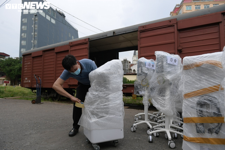 Cận cảnh toa tàu vận chuyển hơn 10 tấn trang thiết bị y tế vào TP.HCM chống dịch - 2