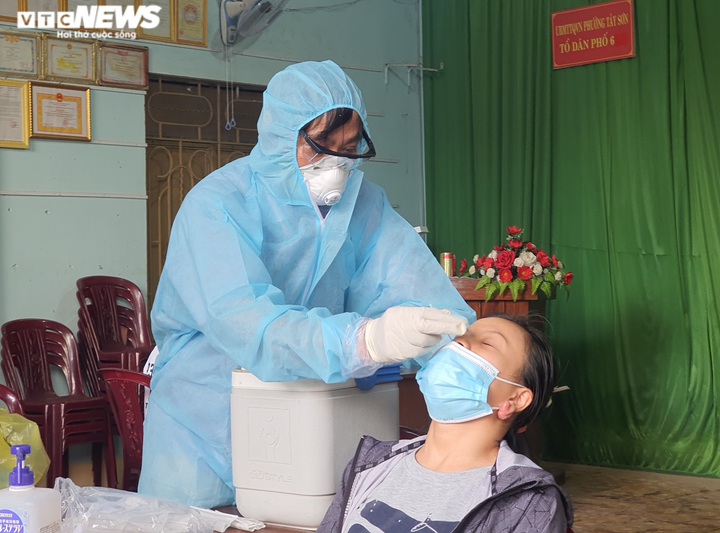 Gia Lai thêm 12 trường hợp dương tính với SARS-CoV-2 đều trở về từ vùng dịch - 1