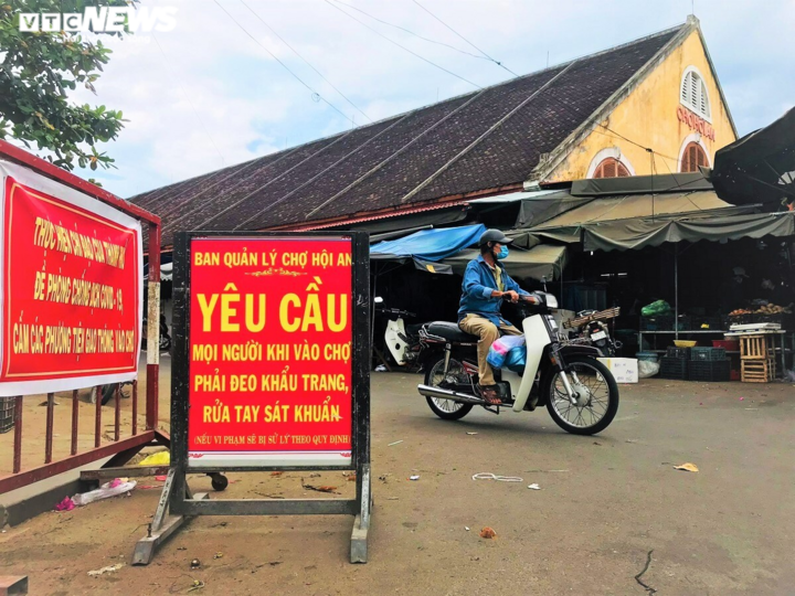 Ảnh: Phố cổ Hội An lặng lẽ trong ngày đầu giãn cách xã hội theo Chỉ thị 16 - 4