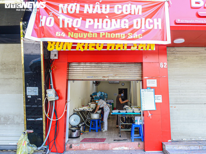 Ảnh: Hành trình đưa suất cơm 0 đồng đến với người nghèo trong ngày cách ly - 1